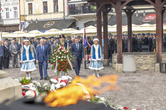 Prof. J. Sęp (drugi od lewej) i mgr inż. A. Sowa (czwarty od lewej) składają wieniec pod pomnikiem gen. T. Kościuszki,