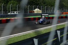 Bolid PMT-03 na torze wyścigowym,