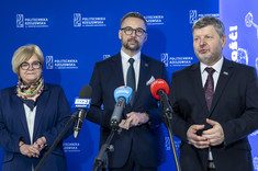 Od lewej: T. Kubas-Hul, minister M. Kulasek, rektor prof. P. Koszelnik,